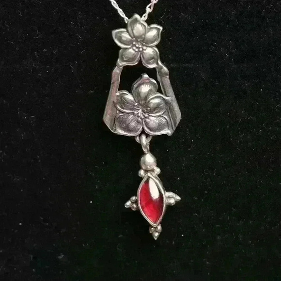 Delicate Vintage Pendant with Garnet Gorgeous Bit of wearable Light 💫 - Picture 8 of 16